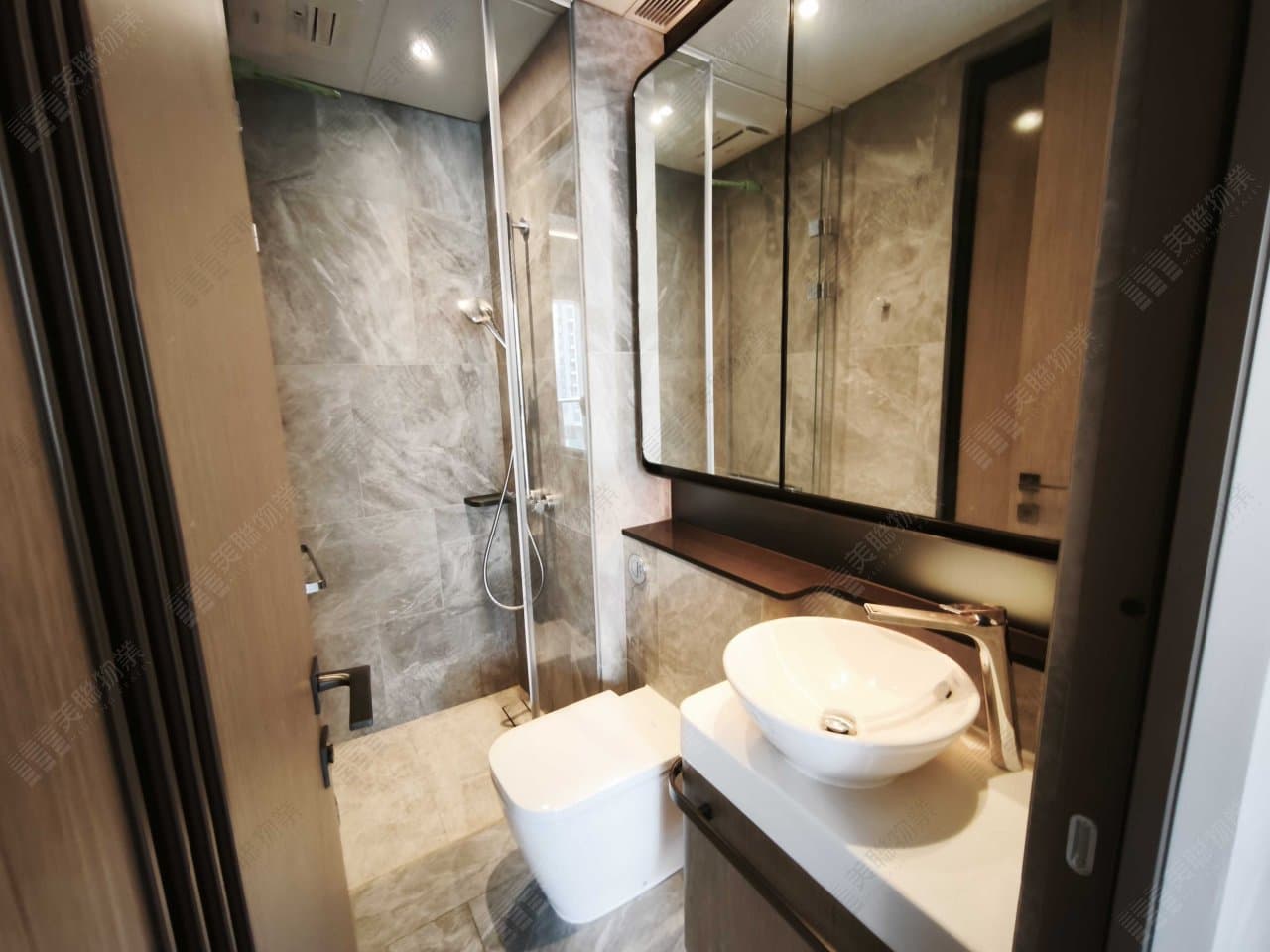 The Henley Tower 3B, Low floor, Flat F photo 1