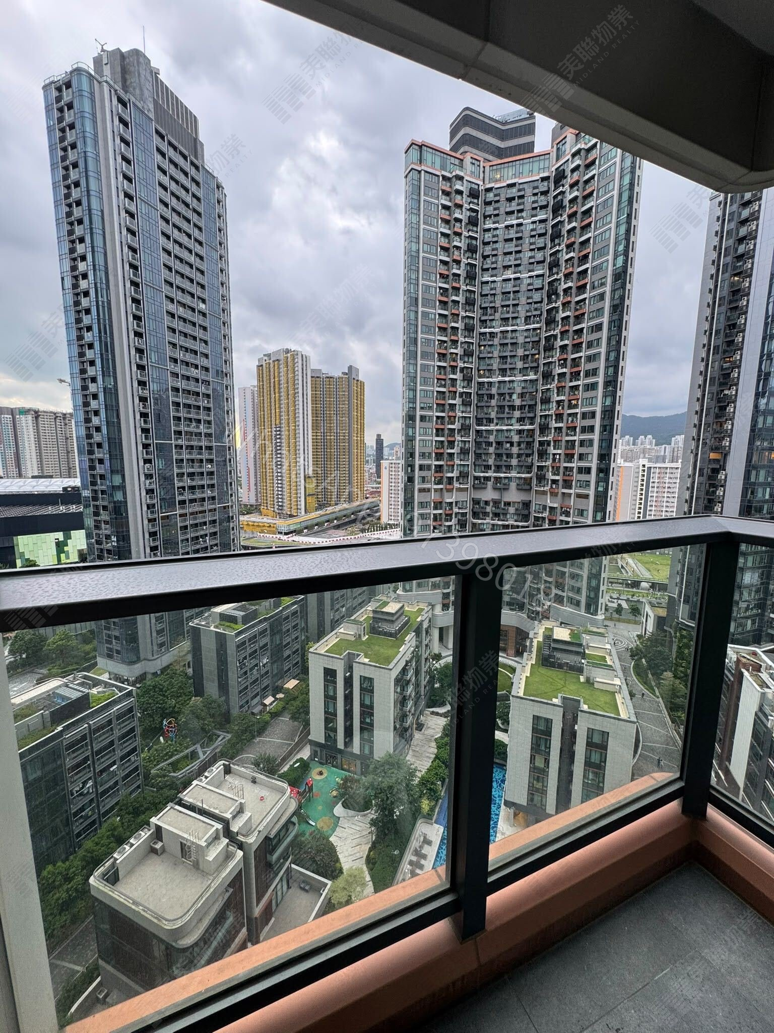 嘉峯匯浴室，企缸與洗手盆